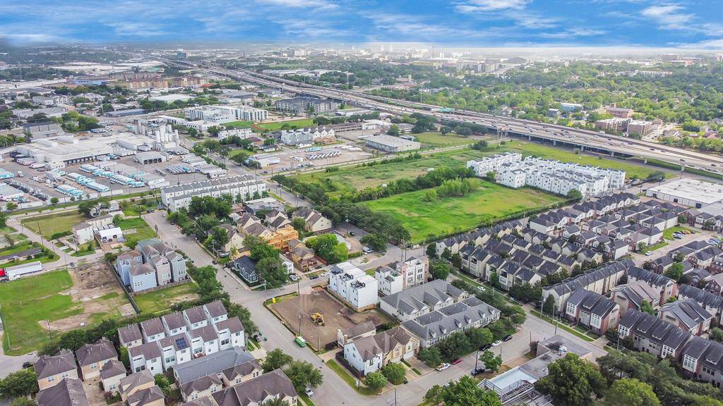 Location location Location. home are within distance of all Houston has to offer in a safe and secure area of East Down Town
