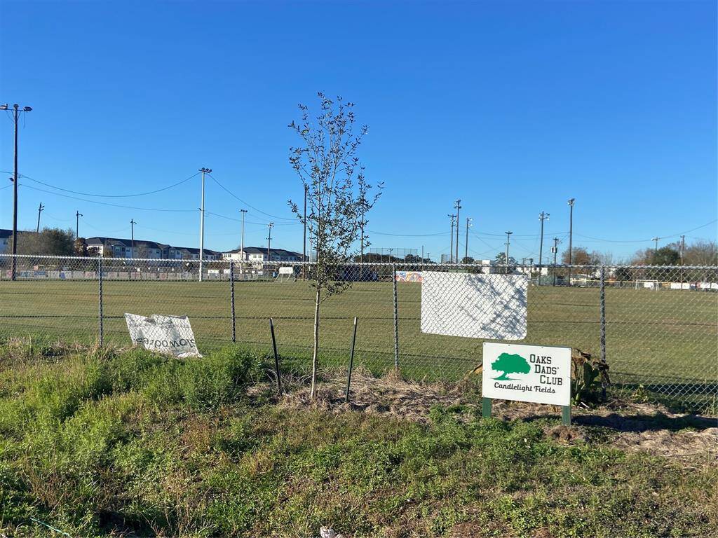 Oaks Dads' Club Candlelight Fields campus is located in the neighborhood, visit the website for information for sports offered.