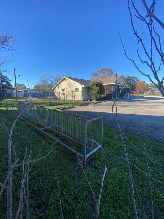 Forest West community pool and play area located on Lost Forest Dr.