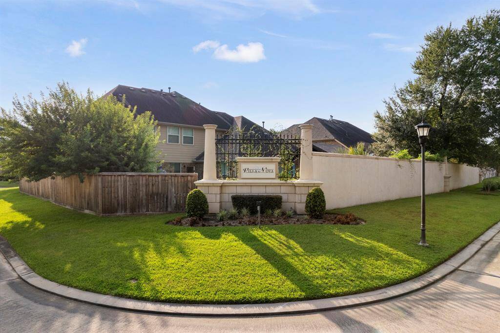 The neighborhood of Villa Nova is a stunning section of large estate homes privately tucked away just minutes from I-45 and easy commuting access.