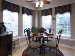 Good size breakfast room