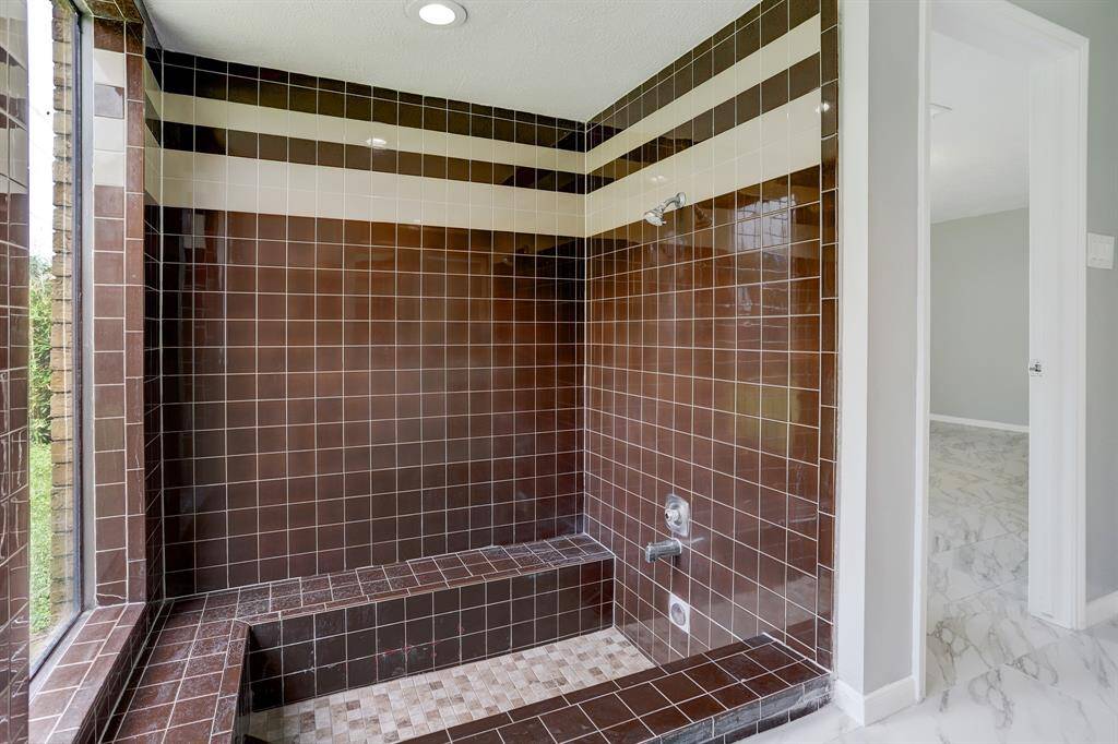Cool walk in sunken tub