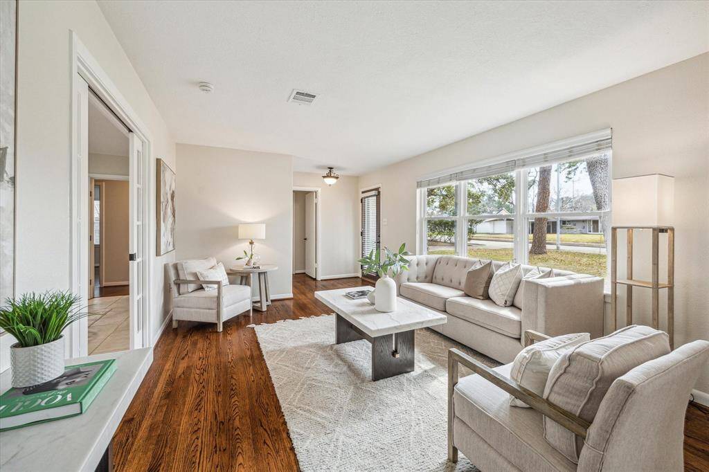 Imagine the sound of laughter and chatter as you create memories of a lifetime in this stunning home. This spacious family room, with picture-perfect views of the front yard, provides the perfect space to do just that.