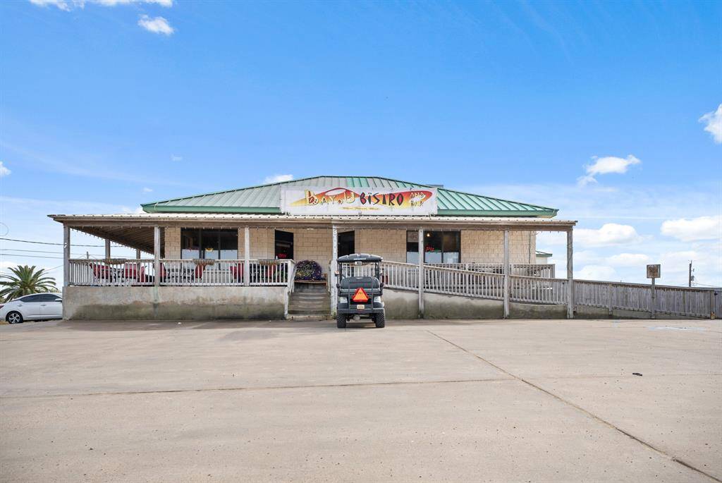 Bayou Bistro and Bar is a local favorite.  The perfect gatherig spot to connect with friends and neighbors for food or drinks while catching up on the latest fishing tale.