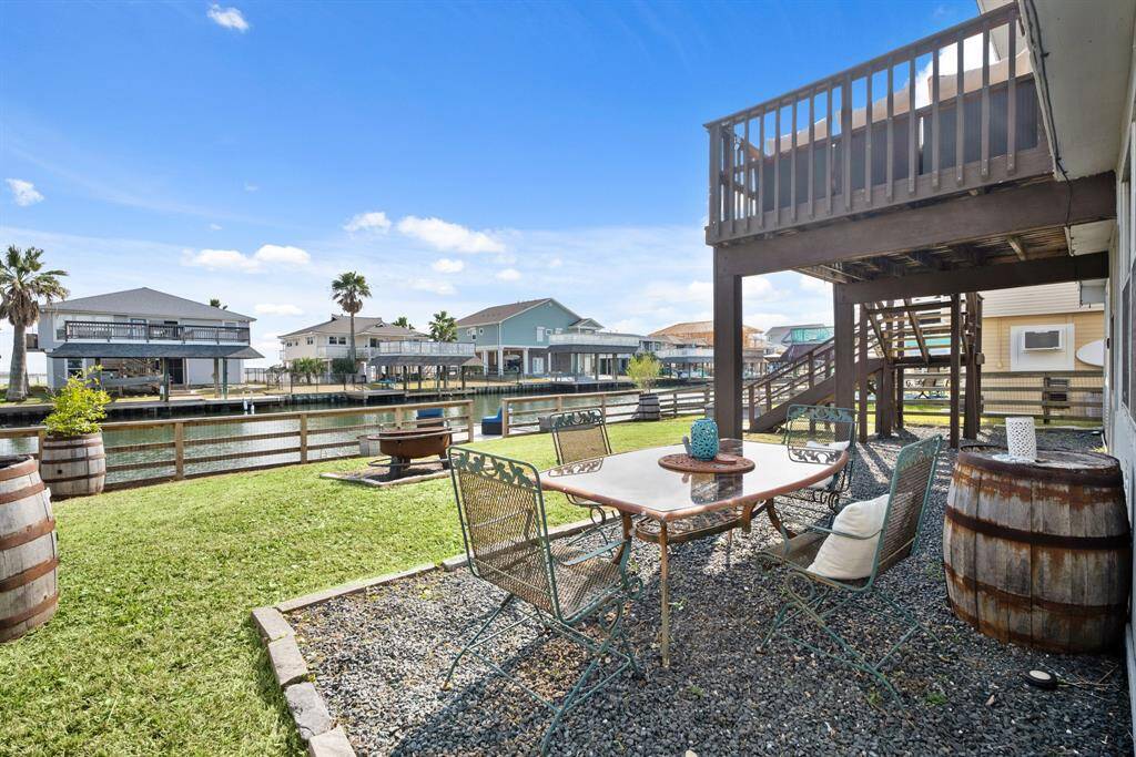 A fantastic spot for hosting intimate gatherings with family and friends. Imagine evenings spent by the water, sharing laughter and creating memories in this enchanting setting.