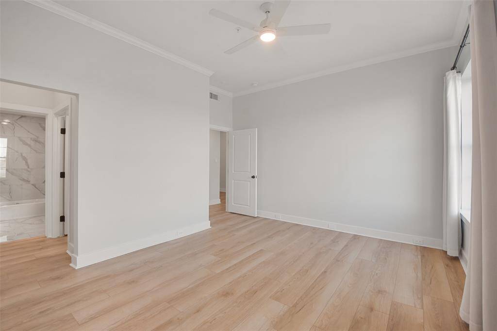 Located at the back of the condo, this guest suite offers privacy, near access to the laundry room, and an ensuite bathroom with walk-in closet.