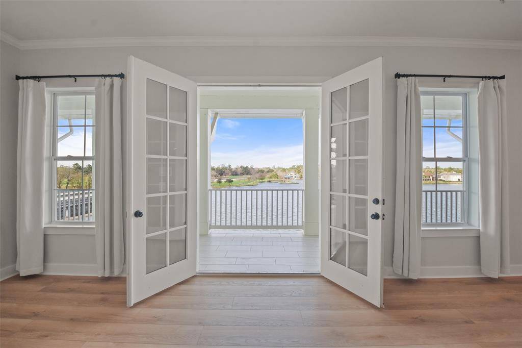 The best views of the lake are found here...open the double doors on a perfect day or when you are entertaining to bring in the fresh air and impressive views. Take your coffee out on the balcony in the morning and watch the sunsets in the evenings. Enjoy the possibilities!