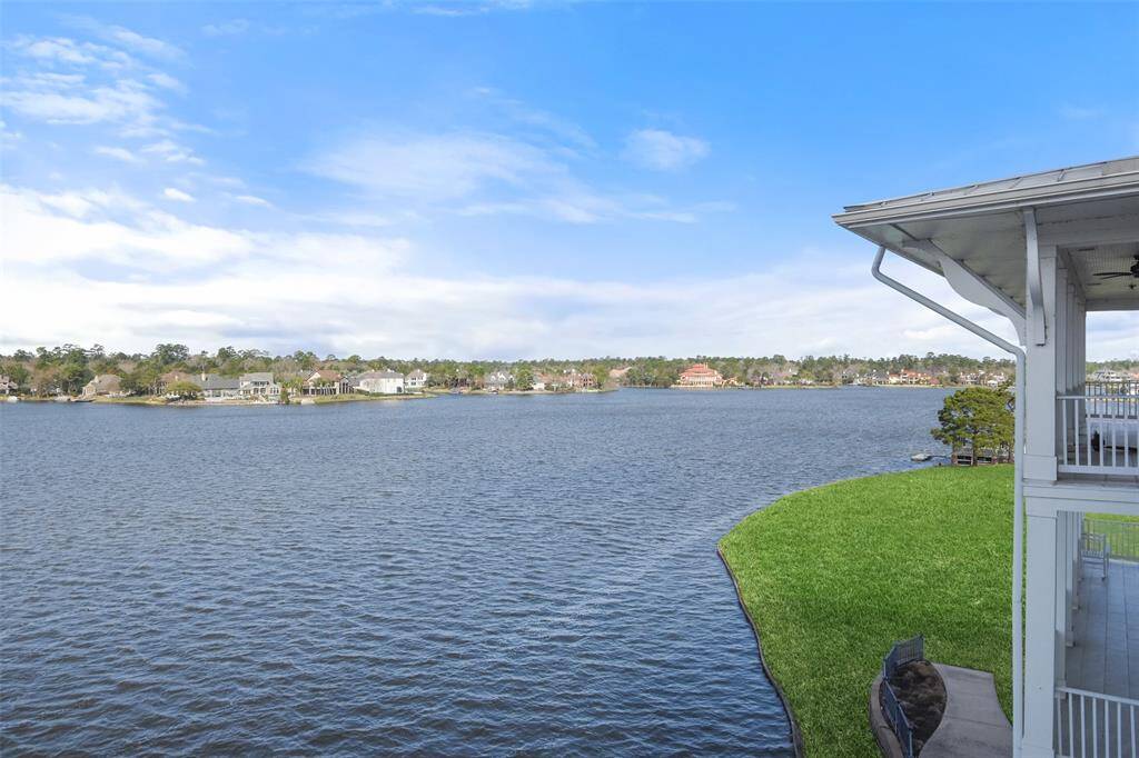 East Shore is a dream...walk or bike the trails located along Lake Woodlands, take the trolley to restaurants and shopping or sit outside on the boat dock or in one of the parks.
