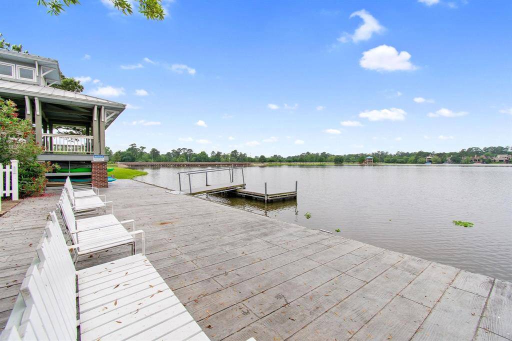 Take a seat at the East Shore boat house and dock! Grab your kayak and jump in Lake Woodlands right here!