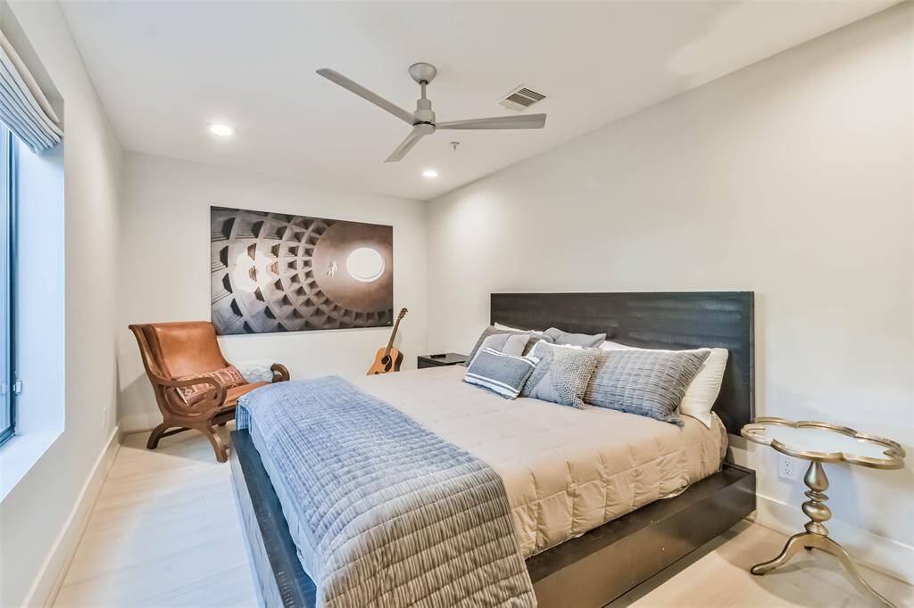 First floor bedroom en suite with walk-in closet