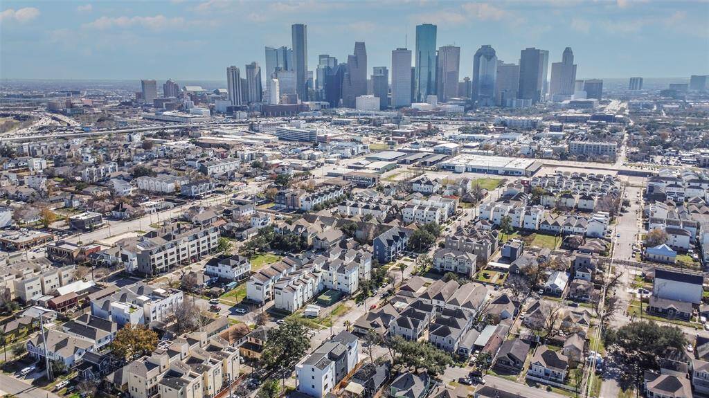 Minutes from top Houston attractions, award winning fantastic restaurants, breweries and art studios!