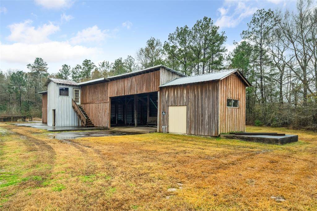 Look at all the options this Sawmill has.  Parking, an office, storage.