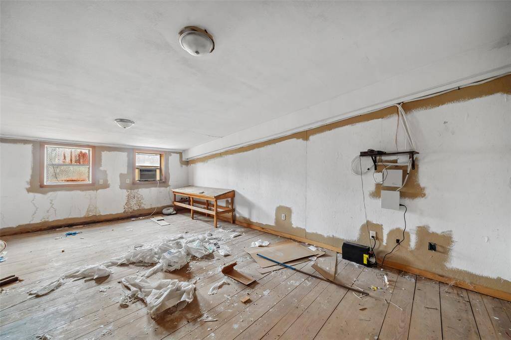 This is an additional large room in the warehouse.  It can be customized for whatever is needed.