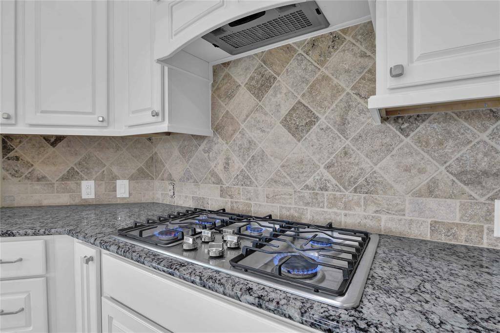 5-burner gas cooktop can handle anything you throw at it