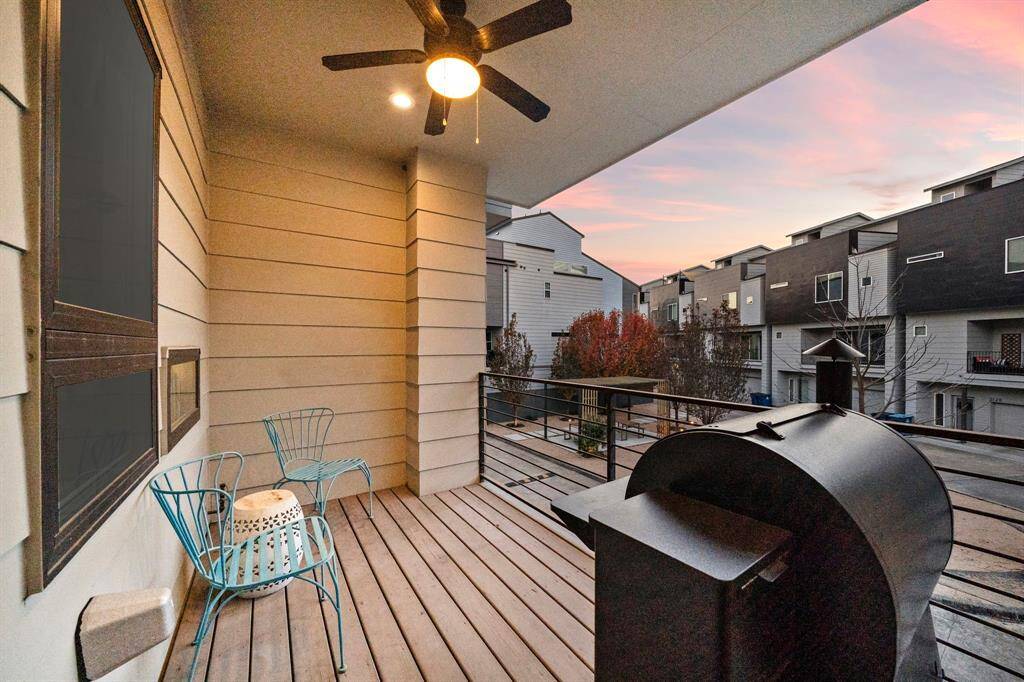 The spacious covered balcony offers an ideal spot for outdoor relaxation. Enjoy private moments in the fresh air, enhanced by the warm evening glow of the surrounding neighborhood.