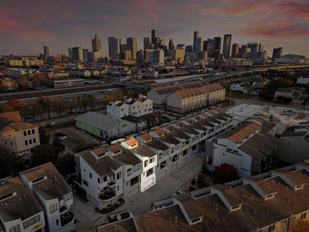 Located in La Ville Saint Emanuel, this modern home offers a lock-and-leave lifestyle for urban dwellers. With stunning downtown views and proximity to top Houston attractions, enjoy a seamless blend of low-maintenance living and city convenience. The private gated community features access to a community pool and fitness center, enhancing the appeal.