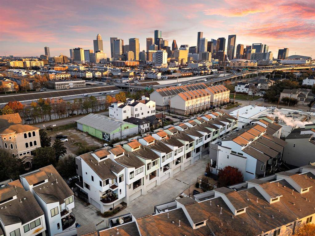 Enjoy easy access to downtown and nearby attractions, with lock-and-leave convenience. The private gated community enhances security and offers amenities like a pool, fitness center, and sports court for an active urban lifestyle.
