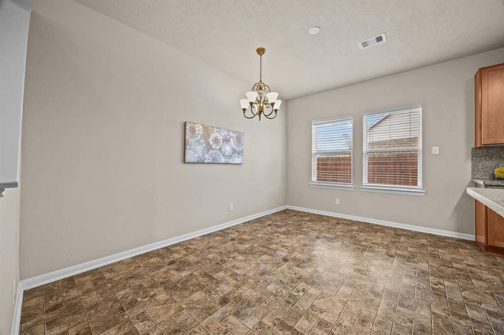 Cozy dining area with ample natural light, perfect for breakfasts or intimate dinners.