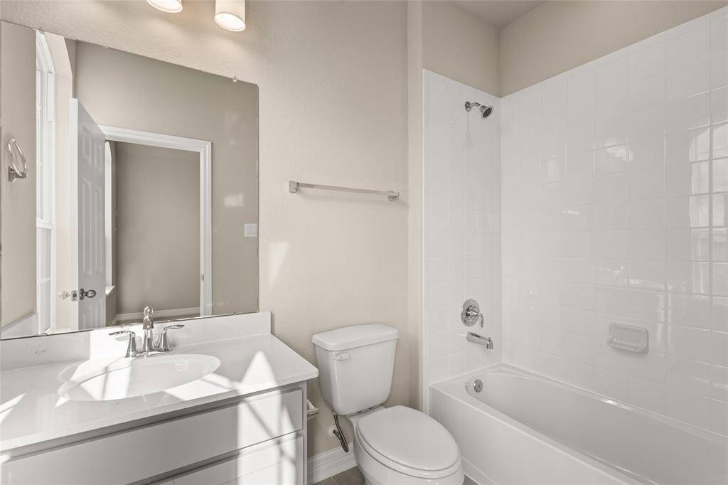 Note: Sample product photo. Actual exterior and interior selections may vary by homesite.