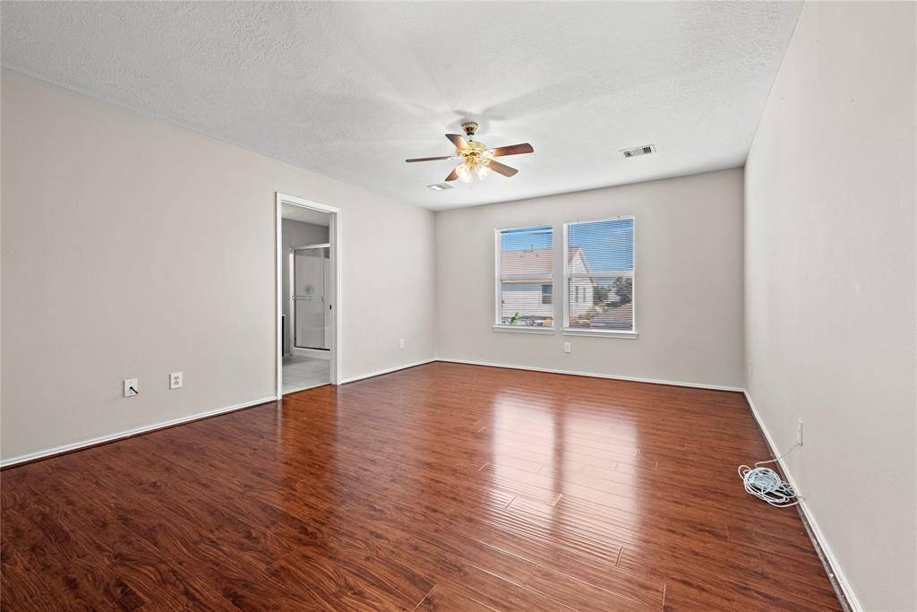 Wood-like vinyl planks add a warm and elegant touch.