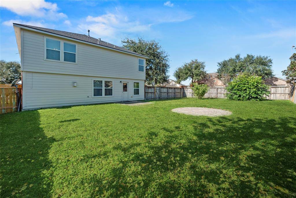 This is a great backyard for the week-end hangouts and letting the kids run around.