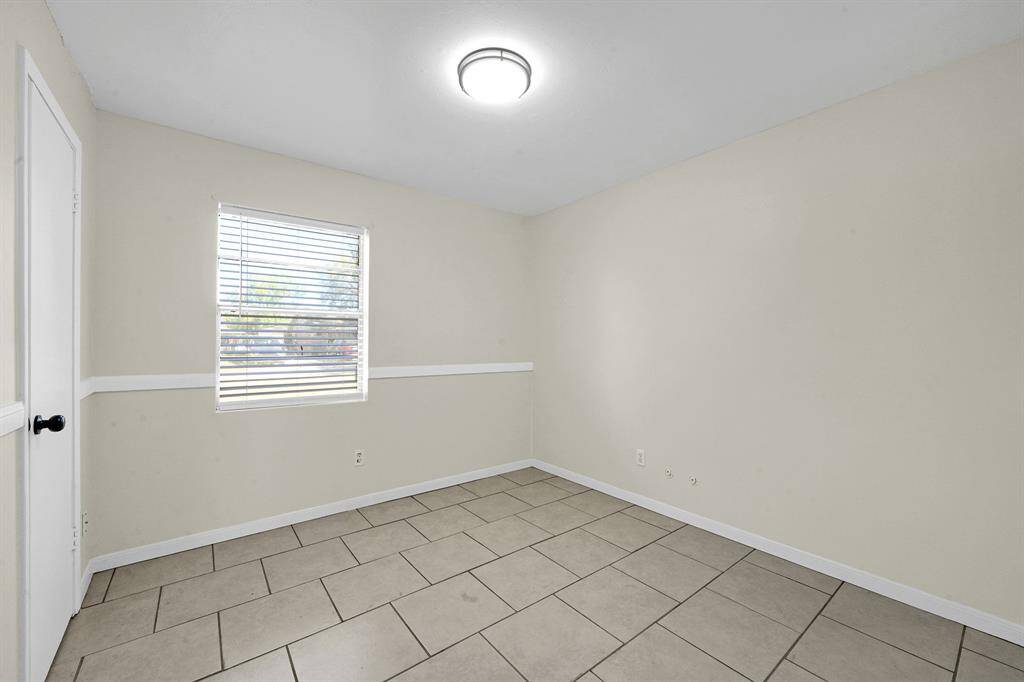 Secondary bedroom.