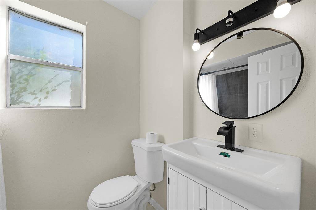 Full bathroom with modern finishes.