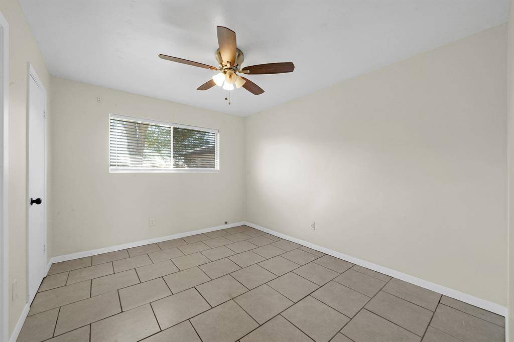 Secondary bedroom.