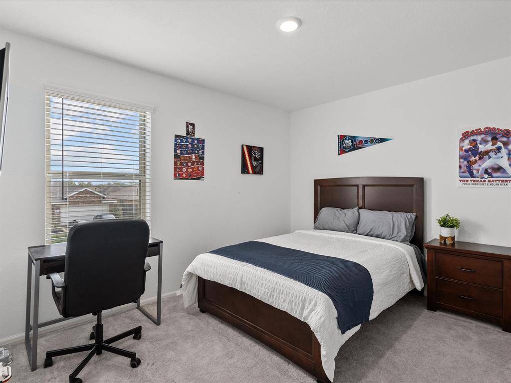 This additional bedroom features space for both rest and work, with great natural light and a calm atmosphere.