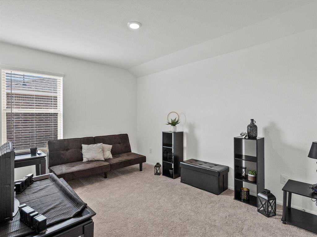 This secondary bedroom features space for both rest and work, with great natural light and a calm atmosphere.