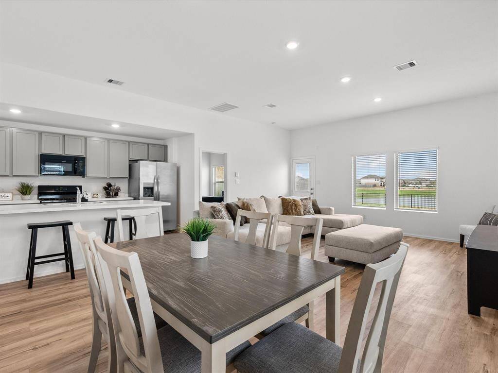 Beautiful, large island, perfect for the master chef.