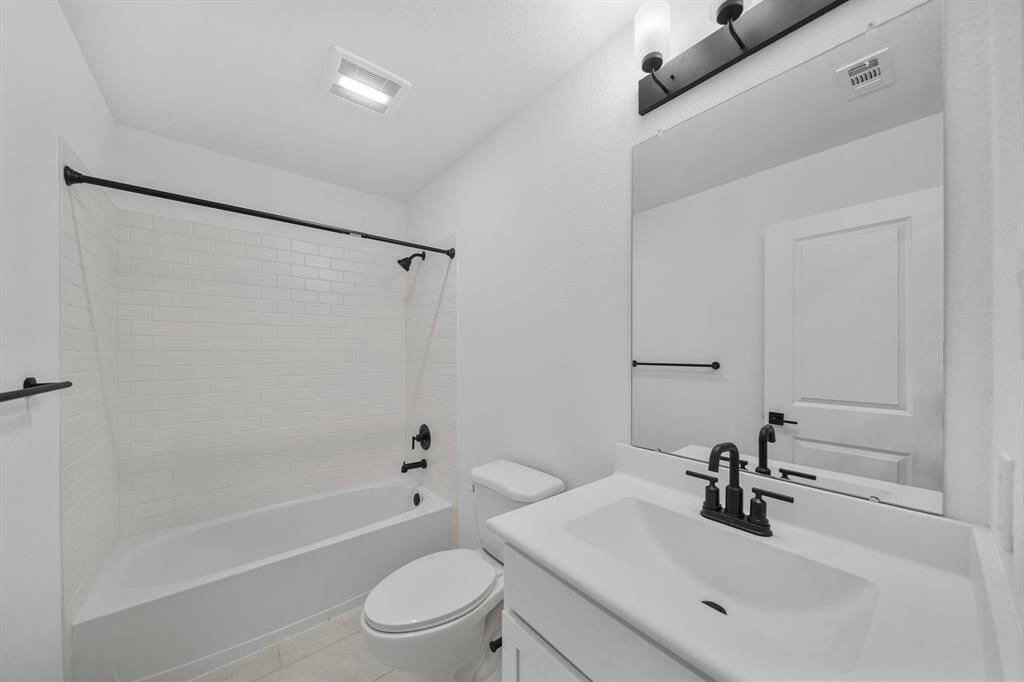 Hall bath 2 (*Photo not of actual home and used for illustration purposes only.)