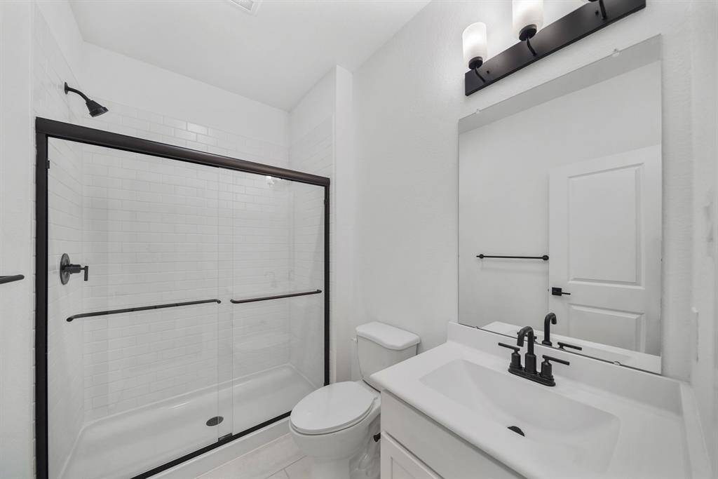 Extra suite bath (*Photo not of actual home and used for illustration purposes only.)