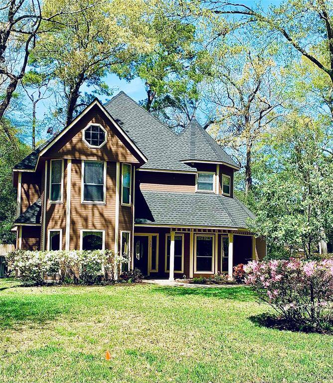 Beautiful home awaits you in luxurious River Plantation Community.