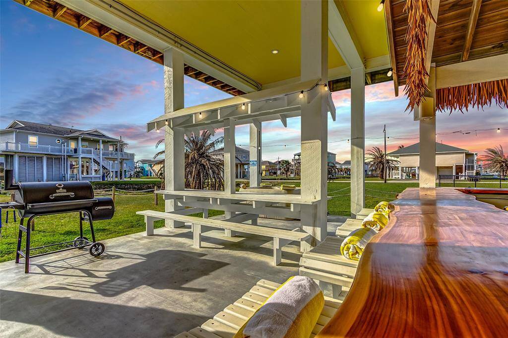 An additional 8 or so people can sit at the built-in picnic table