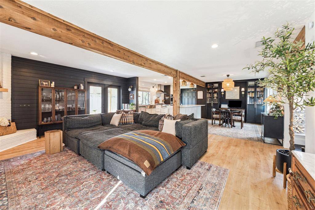 Large area for entertaining, open to the kitchen and dining area.