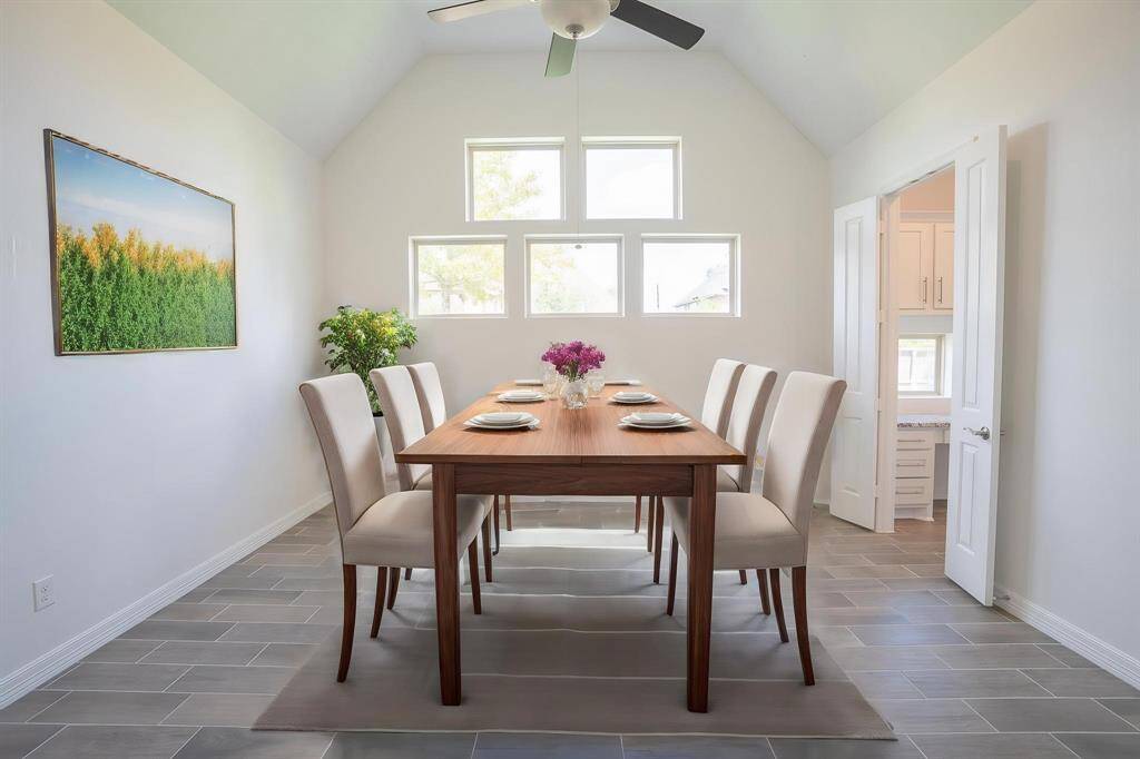 Dining room (virtually staged)