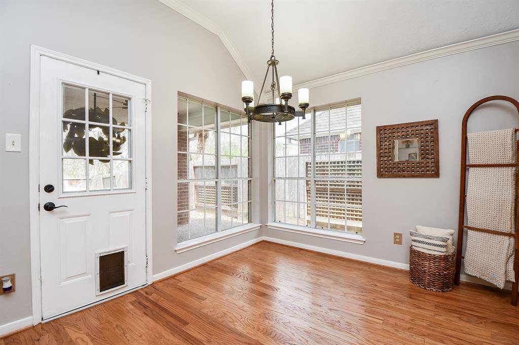 Nice sized breakfast room.