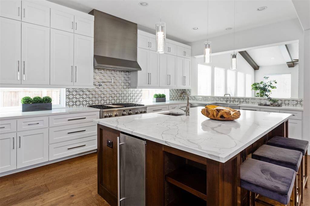809 Jaquet Dr, Bellaire Tx 77401- Quartz counter tops, storage under the island.