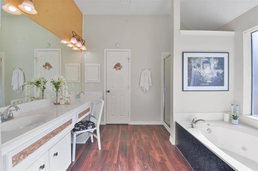 Ensuite bathroom with dual sinks.
