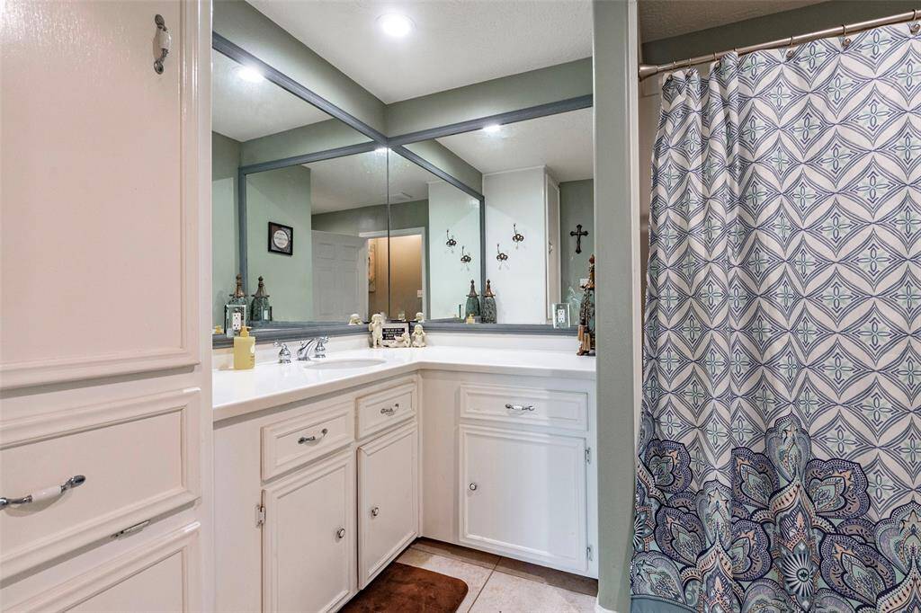 The guest bathroom also has quite a bit of counter space.