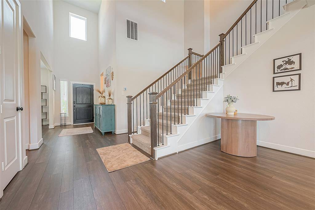 BEAUTIFUL GRAND OPEN ENTRANCE