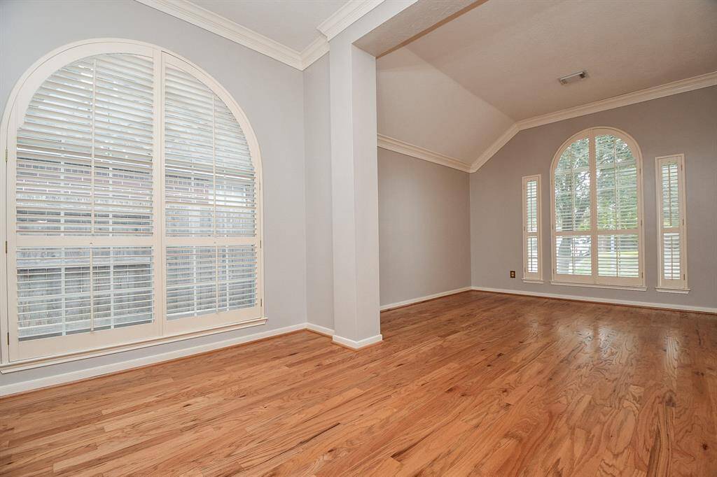 Beautiful new flooring and paint throughout!