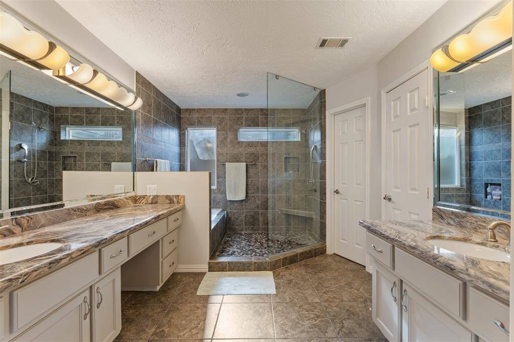 Primary en-suite