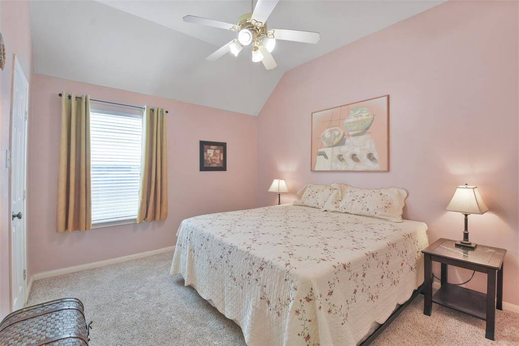 Secondary bedroom.