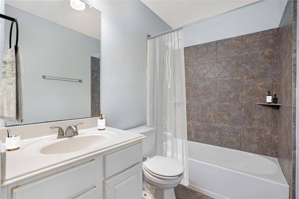 The guest bath between the two guest bedrooms.