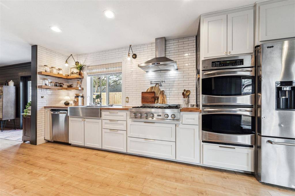 DREAM KITCHEN! All stainless-steel, custom grade appliances. Professional 6 burner gas range with a pot filler! Double ovens for those large meals.
