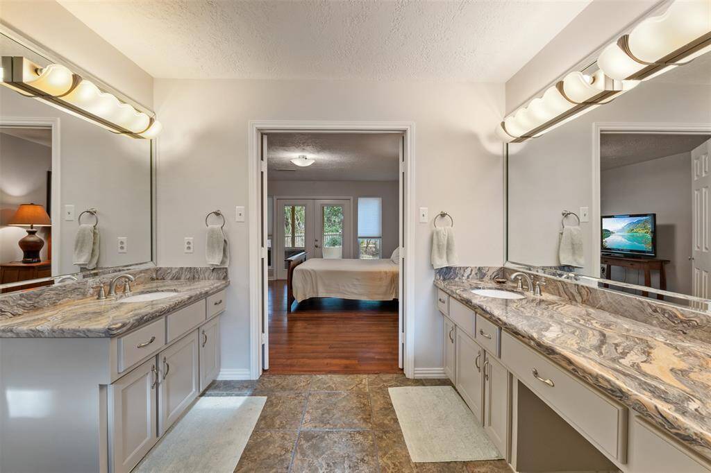 Primary en-suite: DOUBLE vanities