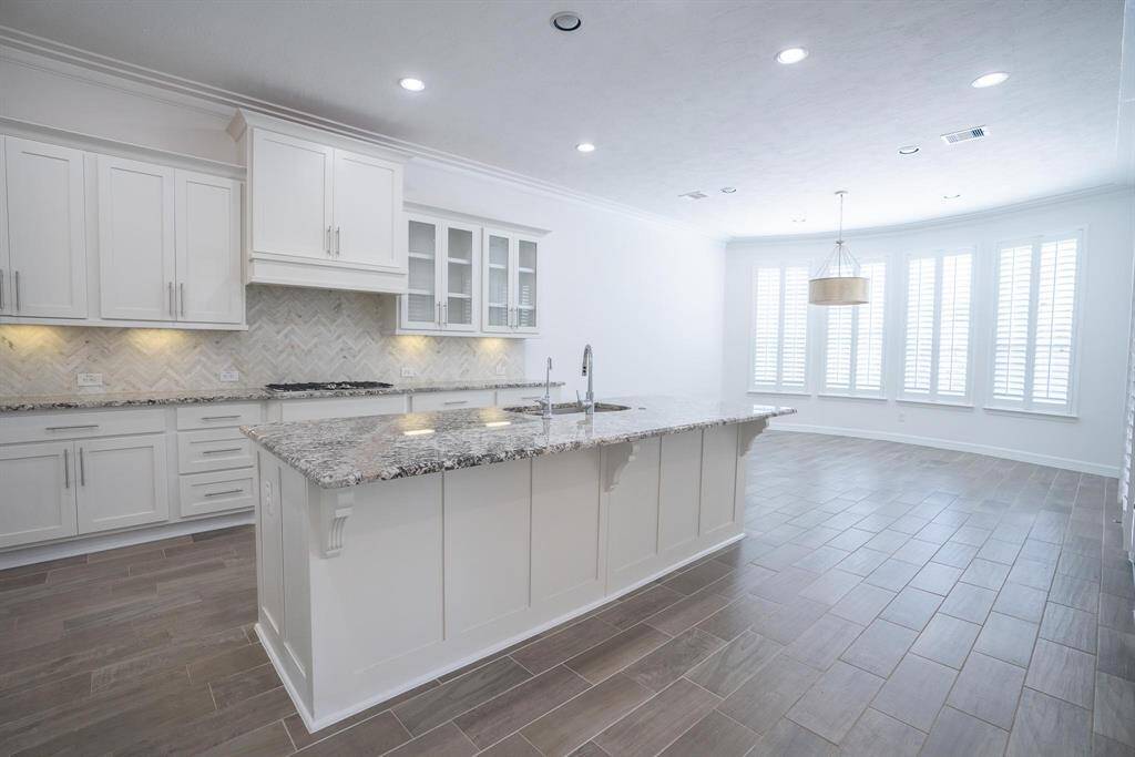 Kitchen & breakfast area