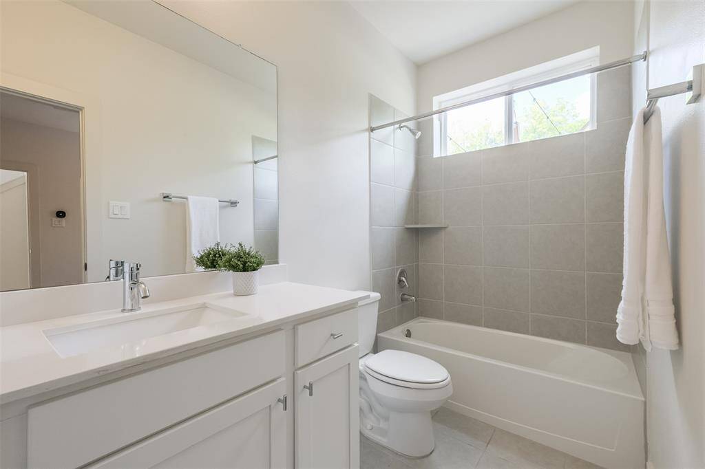 2nd Floor full bath.
